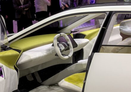 宝马新世代纯电概念车 (BMW Vision Neue Klasse) 双肾前脸与激光大灯