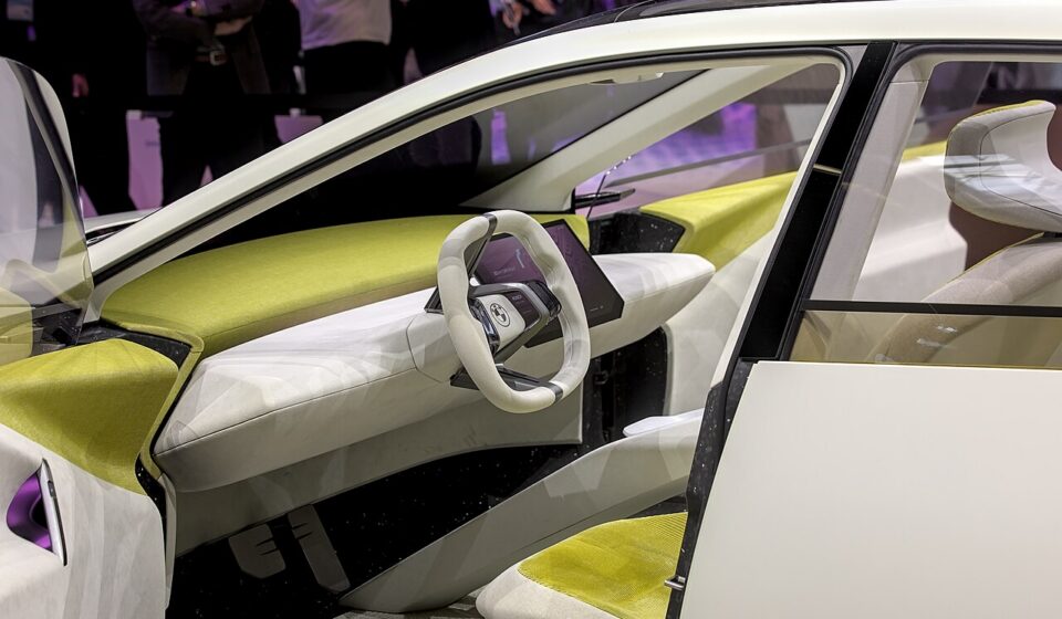 宝马新世代纯电概念车 (BMW Vision Neue Klasse) 双肾前脸与激光大灯
