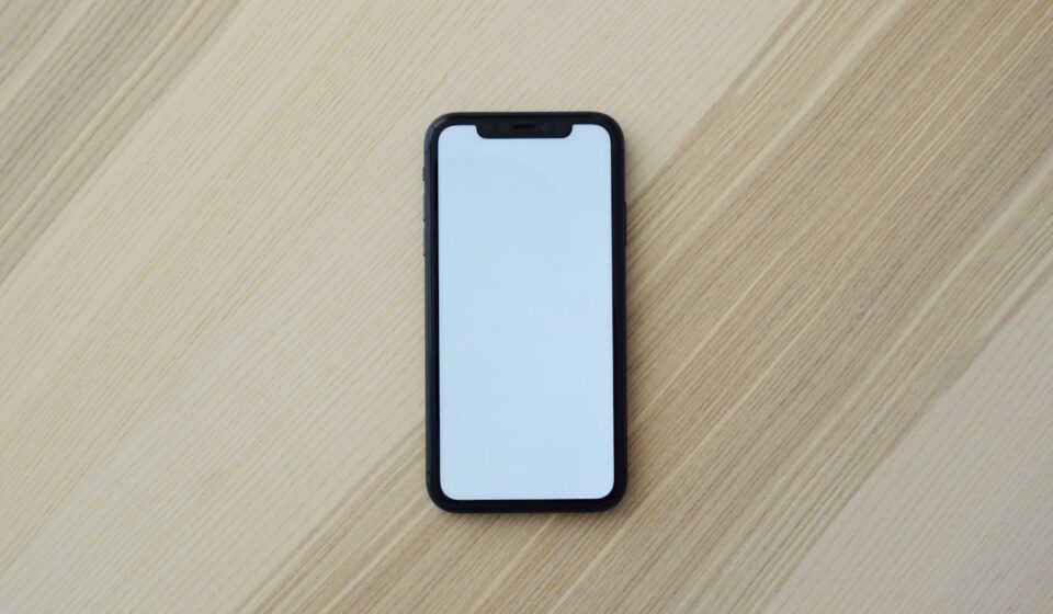 色彩美学与材质进化:从泄露视频看 iPhone 18 Pro 的工业设计重构