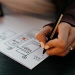 折叠屏铰链工程设计与柔性屏物理形变蓝图