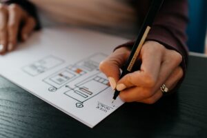 机械应力与材料极限：折叠屏 iPhone 的工程博弈与供应链妥协